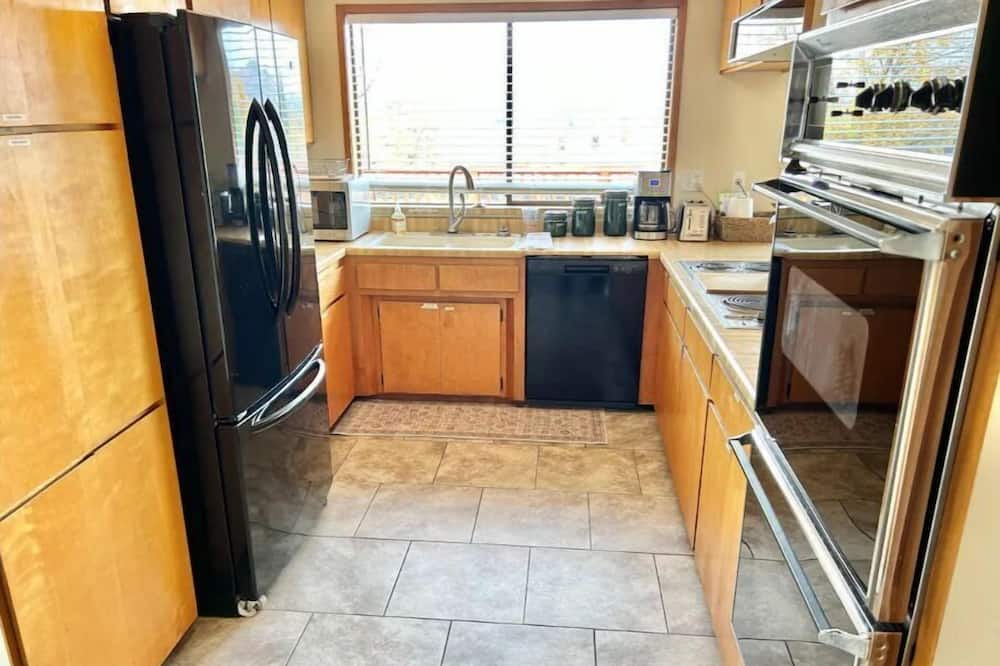Photo of Kitchen in Redwood