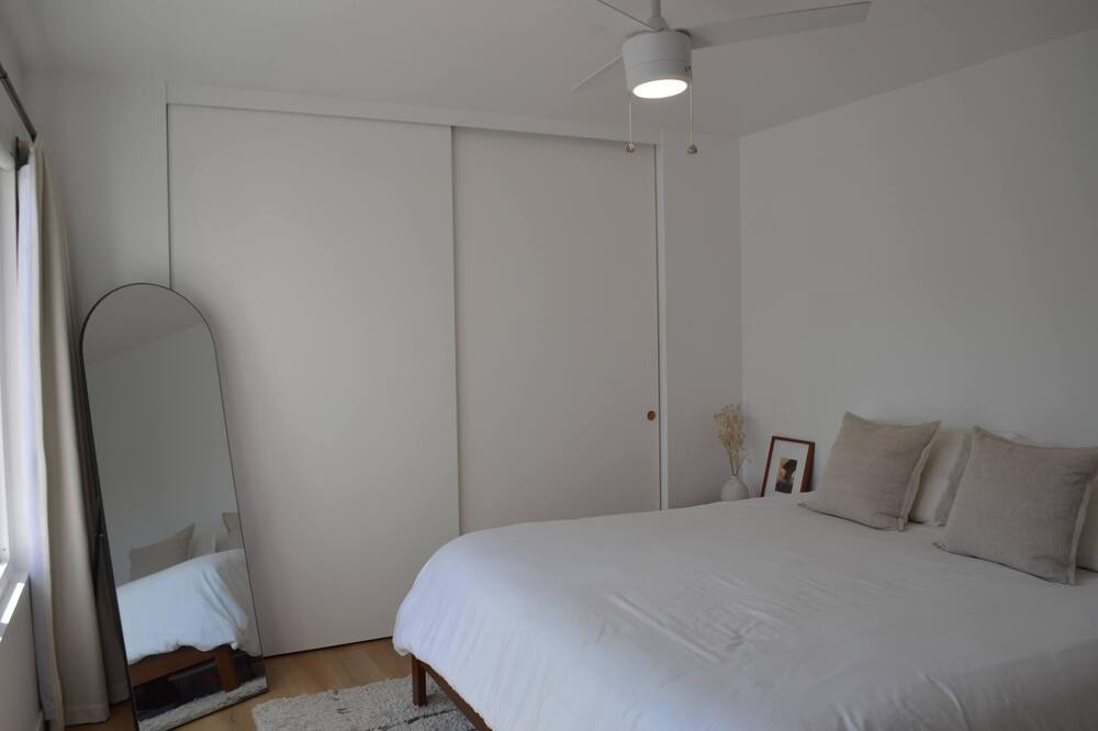 Photo of Bedroom in Cardiff-by-the-Sea