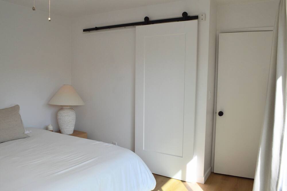 Photo of Bedroom in Cardiff-by-the-Sea