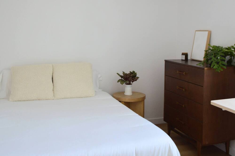 Photo of Bedroom in Cardiff-by-the-Sea