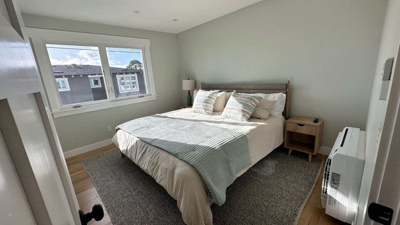 Photo of Bedroom in Cardiff-by-the-Sea