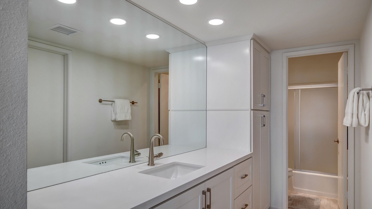 Photo of Bathroom in Canyon Corridor