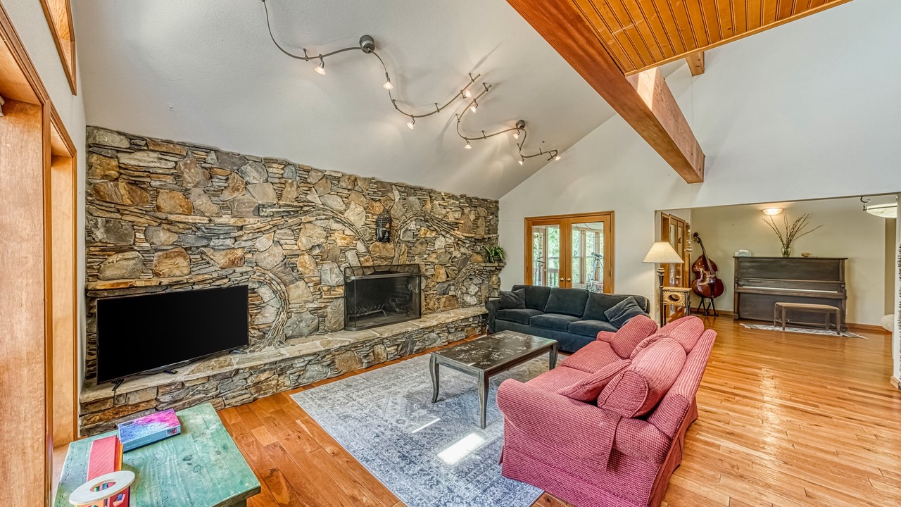 Photo of Livingroom in Cascadel Woods