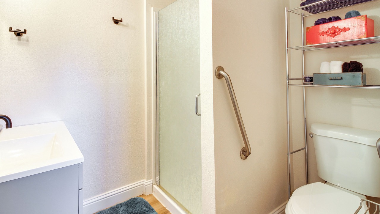 Photo of Bathroom in Coos Bay