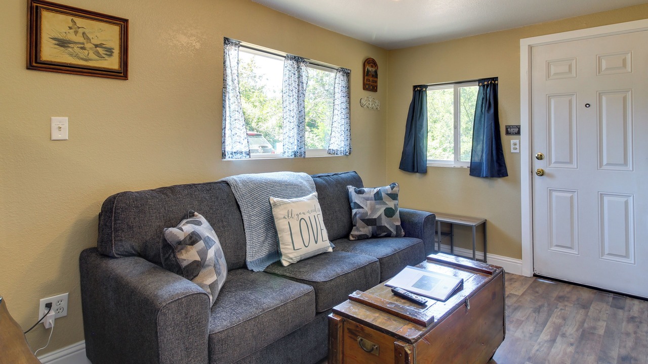 Photo of Livingroom in Coos Bay