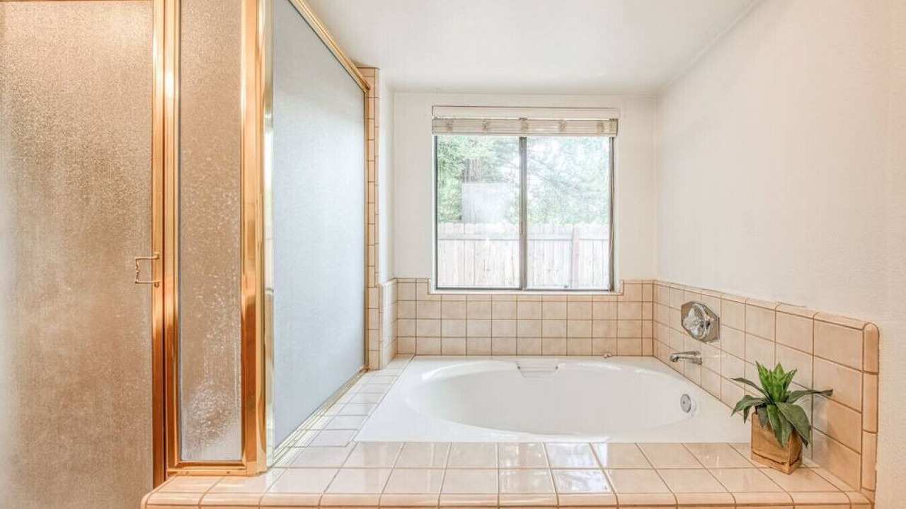 Photo of Bathroom in Raisin