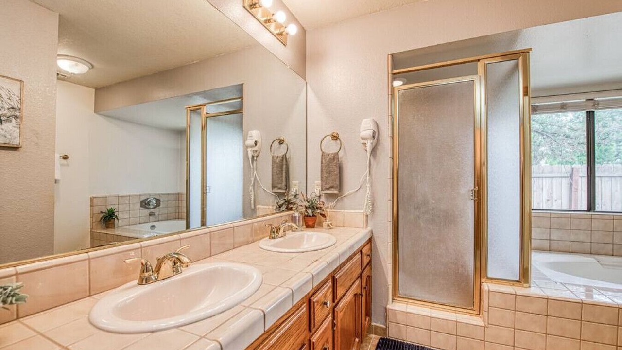 Photo of Bathroom in Raisin