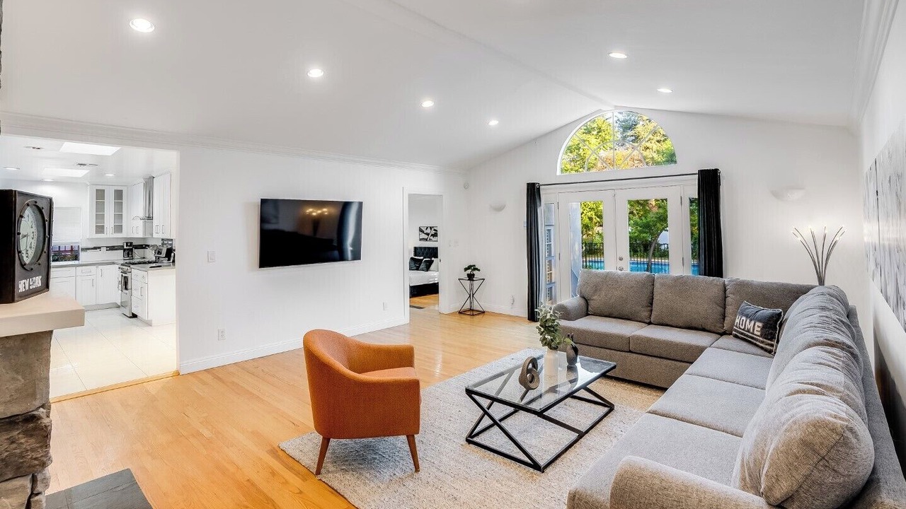 Photo of Livingroom in Valley Village