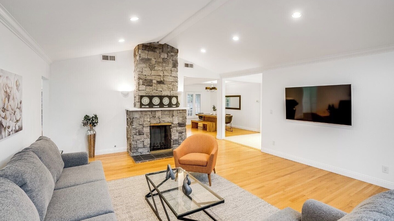 Photo of Livingroom in Valley Village