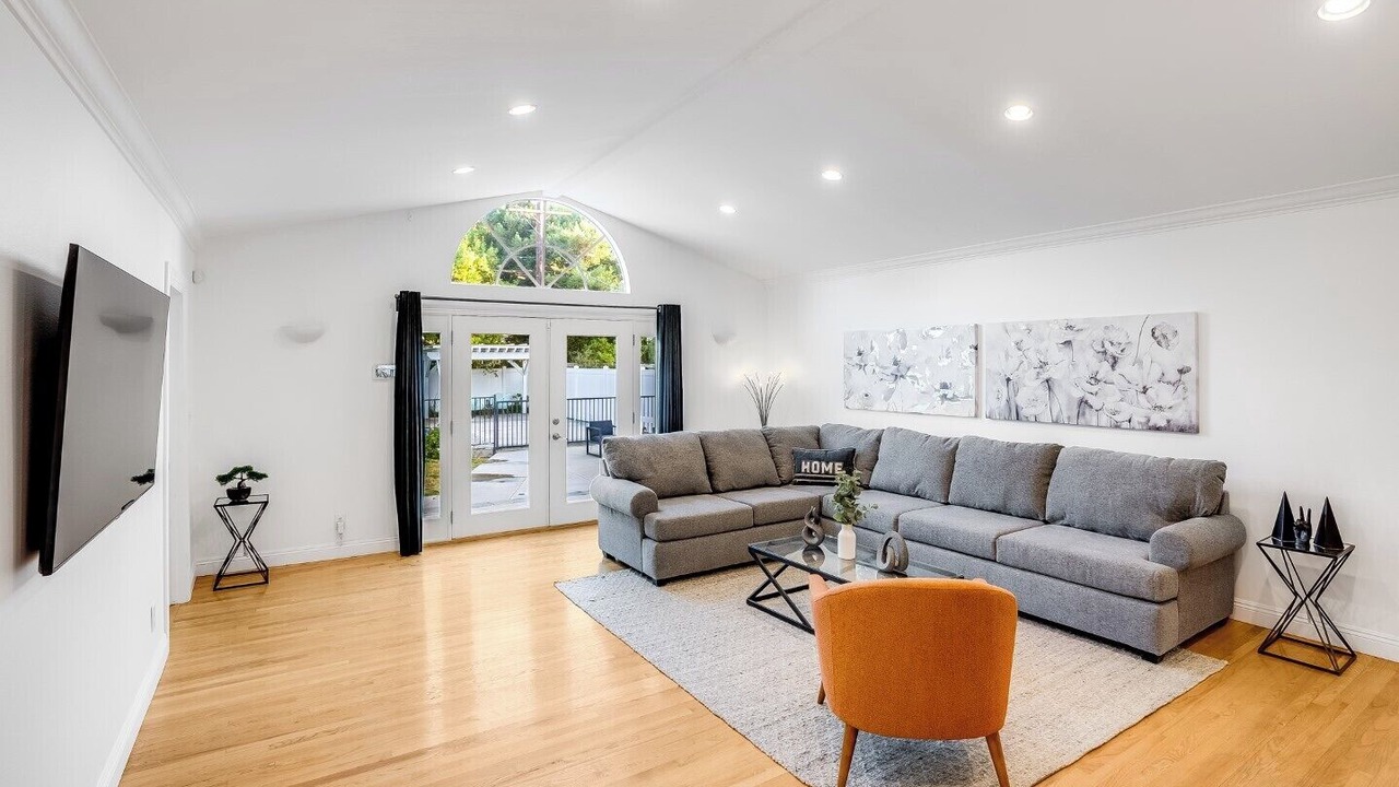 Photo of Livingroom in Valley Village