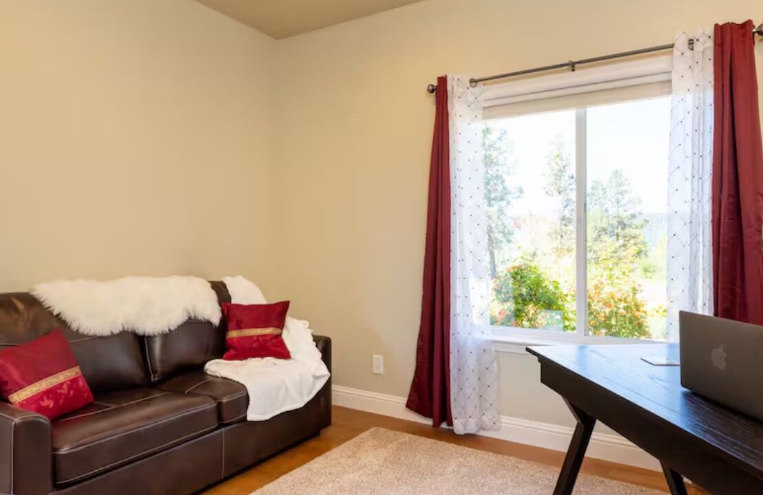 Photo of Livingroom in Klamath Falls