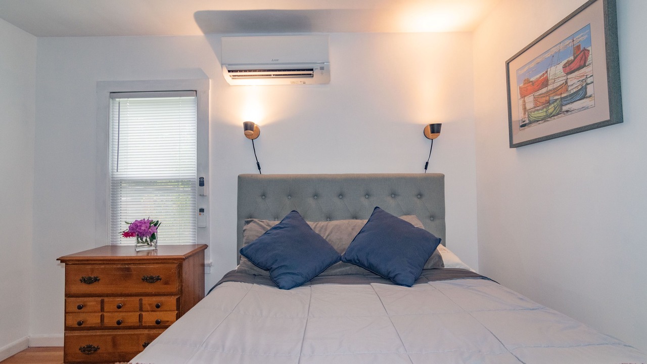 Photo of Bedroom in Siskiyou-Hargadine Historic District
