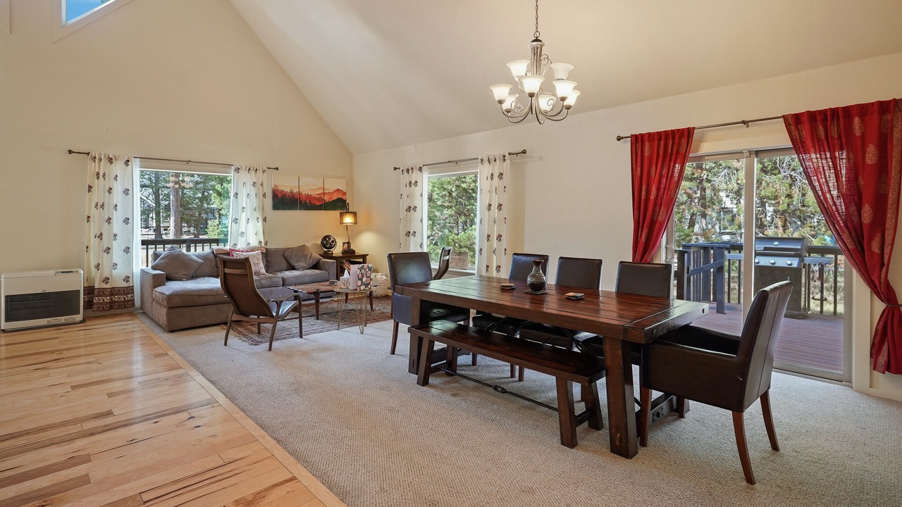 Photo of Livingroom in Oregon Water Wonderland