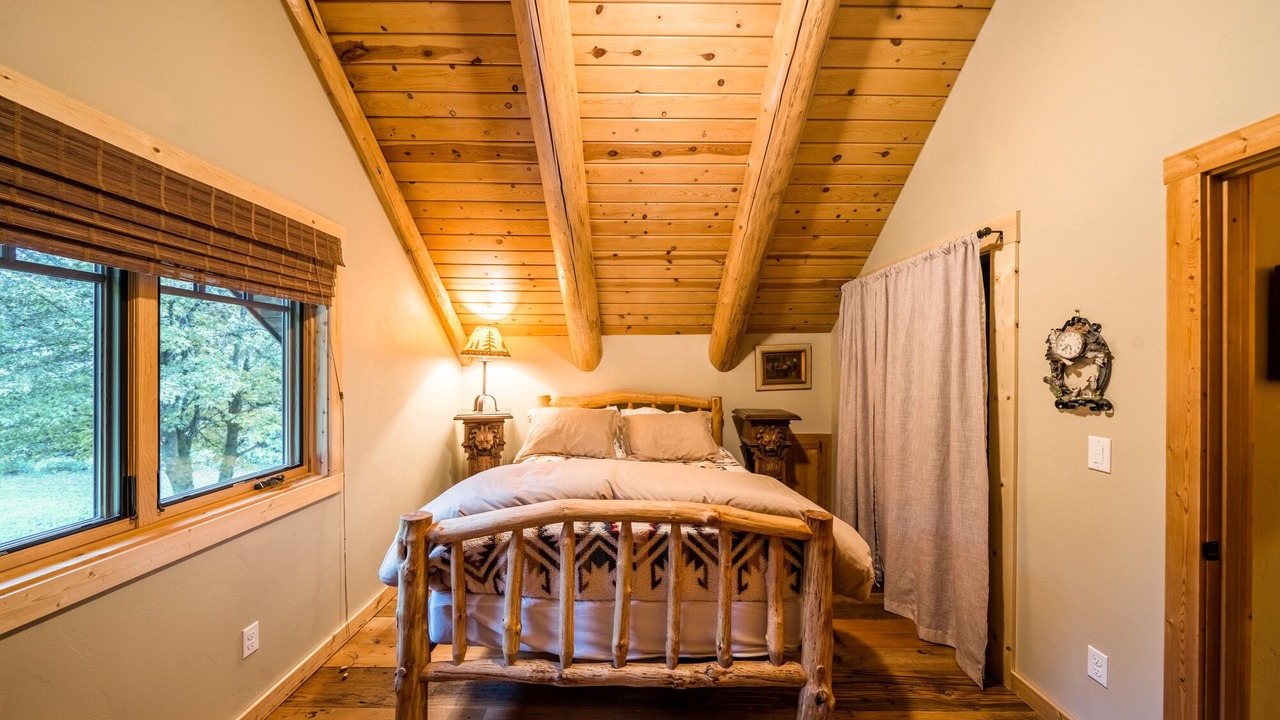 Photo of Bedroom in Roseburg