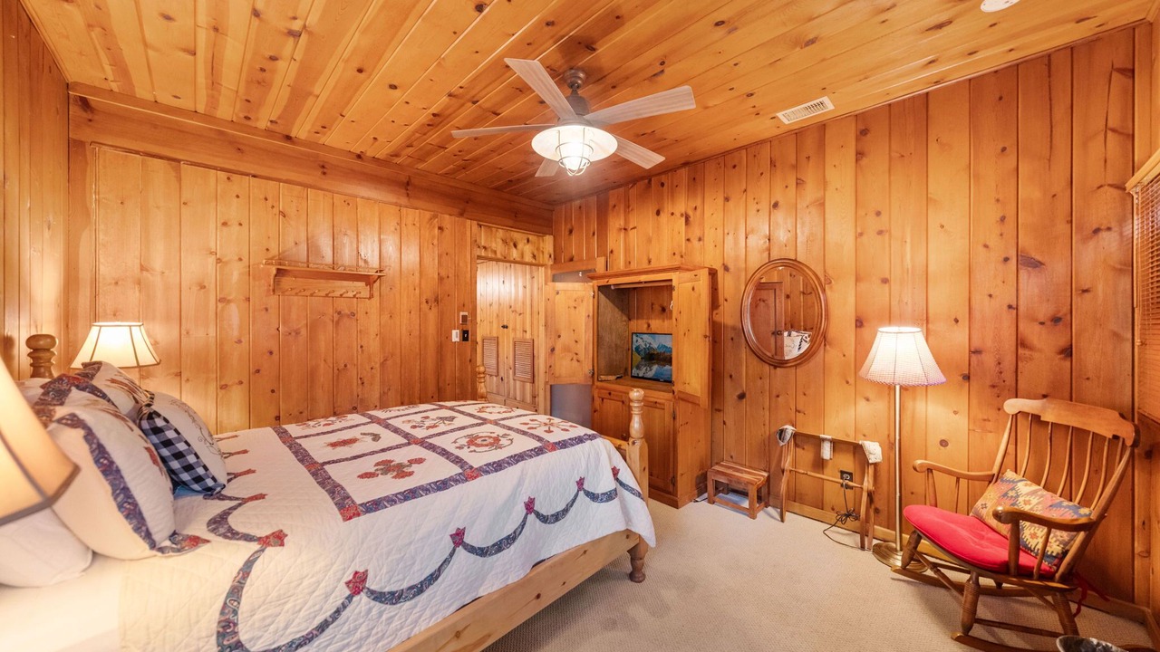 Photo of Bedroom in Idyllwild
