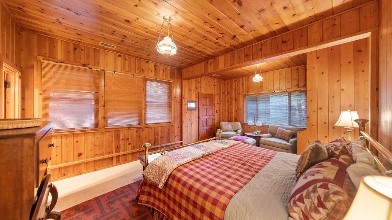 Photo of Bedroom in Idyllwild