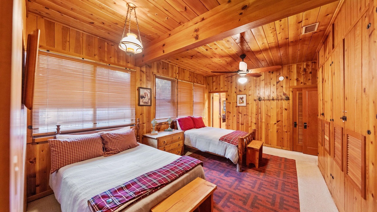 Photo of Bedroom in Idyllwild