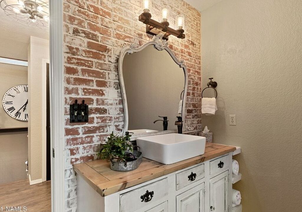 Photo of Bathroom in Shadow Mountain