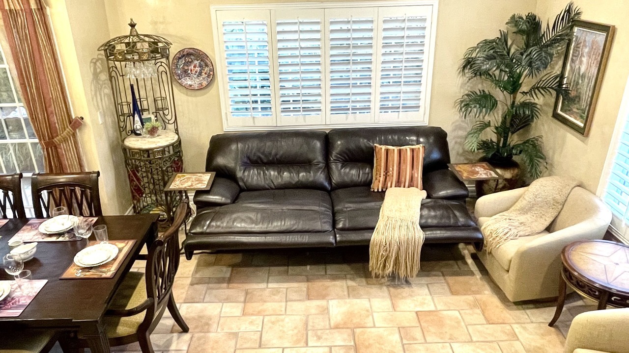 Photo of Livingroom in North of Wilshire