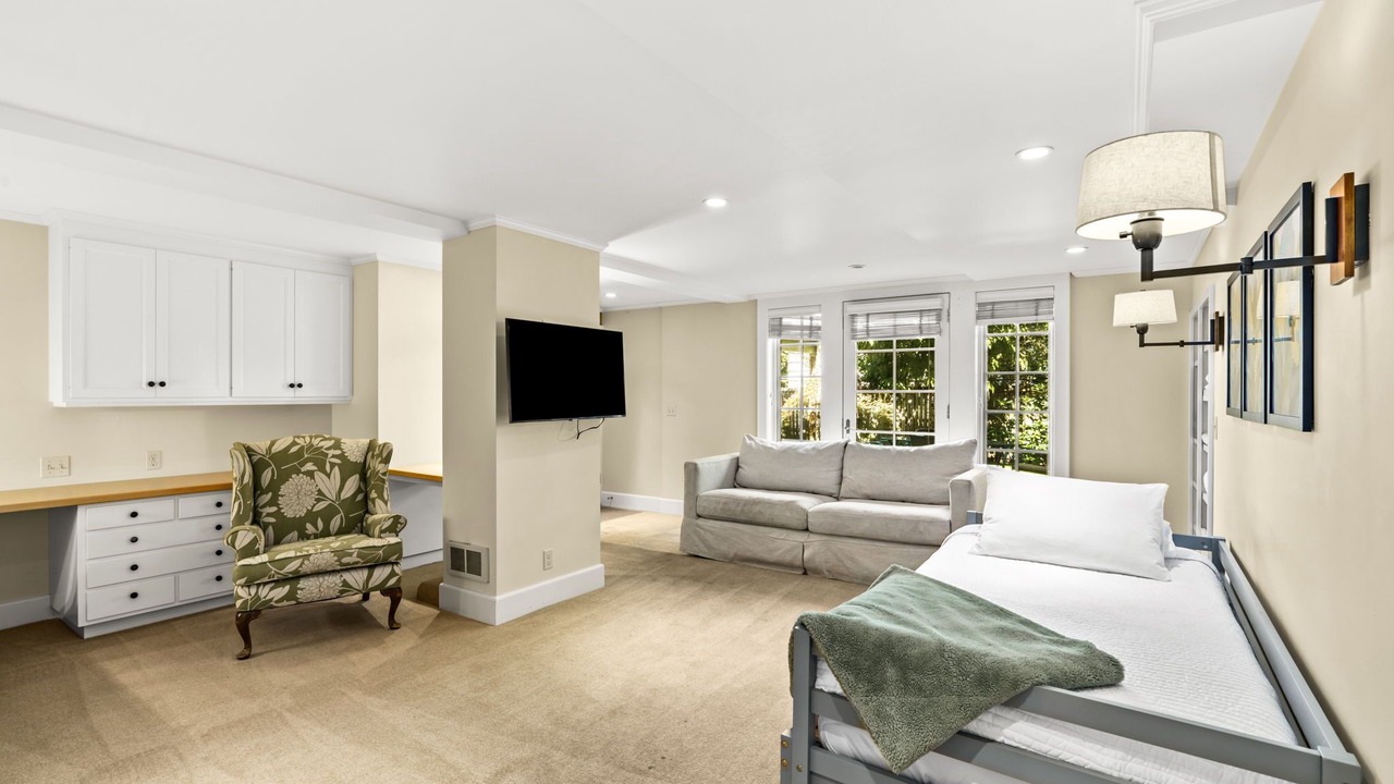 Photo of Bedroom in Amazon