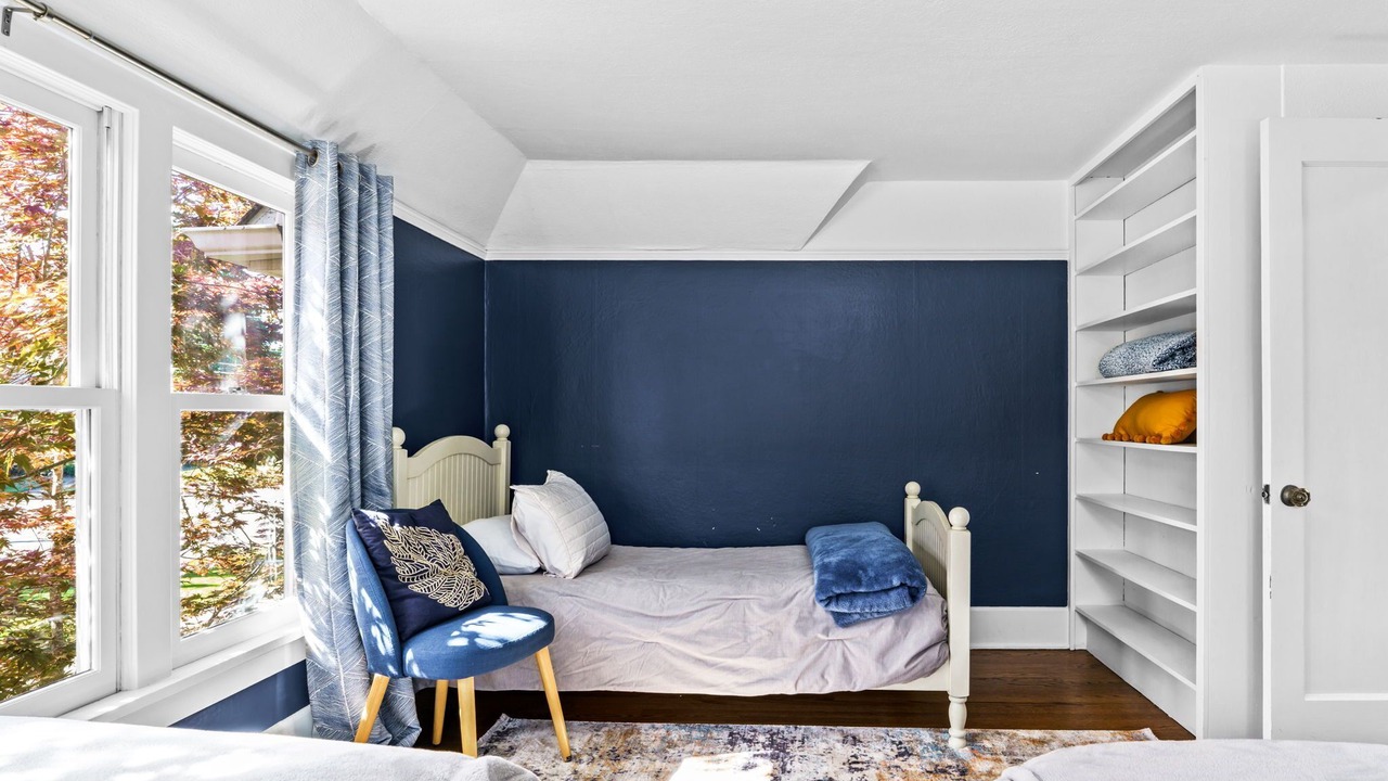 Photo of Bedroom in Amazon