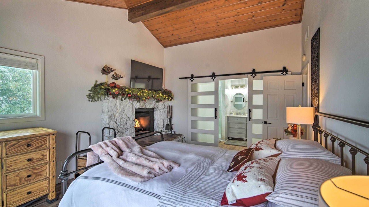 Photo of Bedroom in Crestline