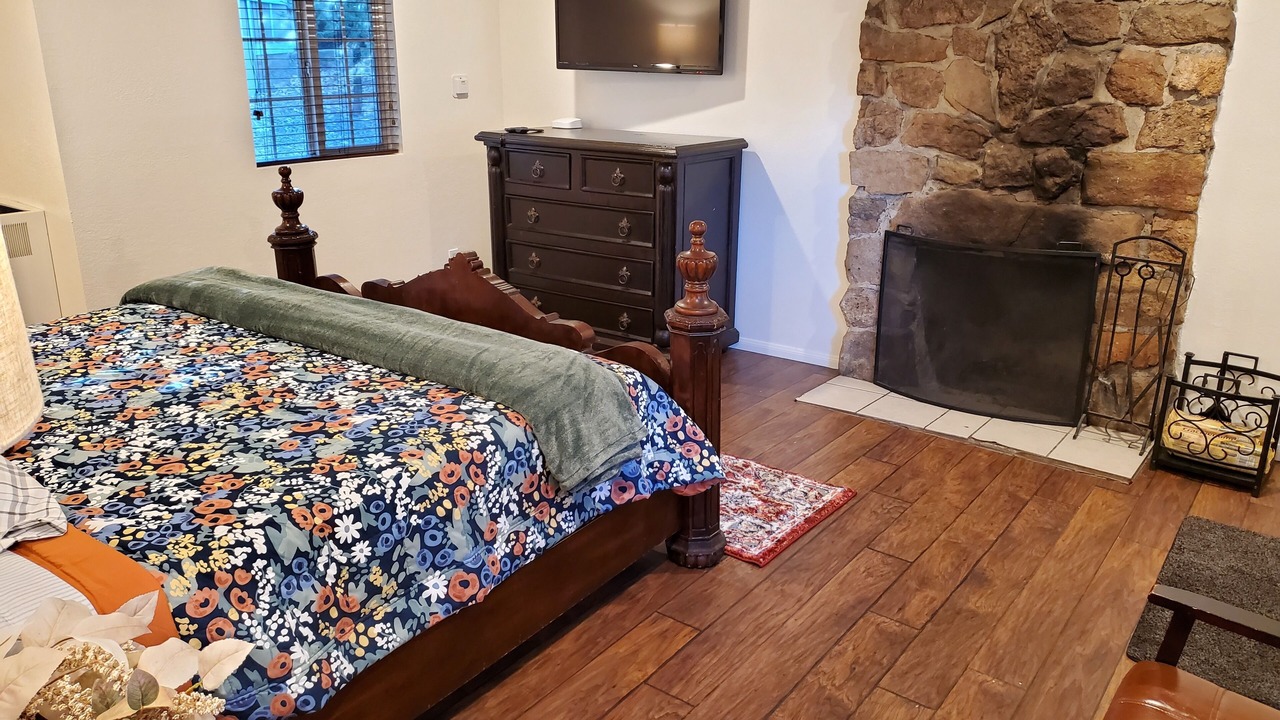 Photo of Bedroom in Twin Peaks