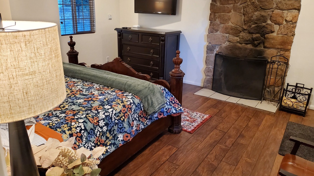 Photo of Bedroom in Twin Peaks