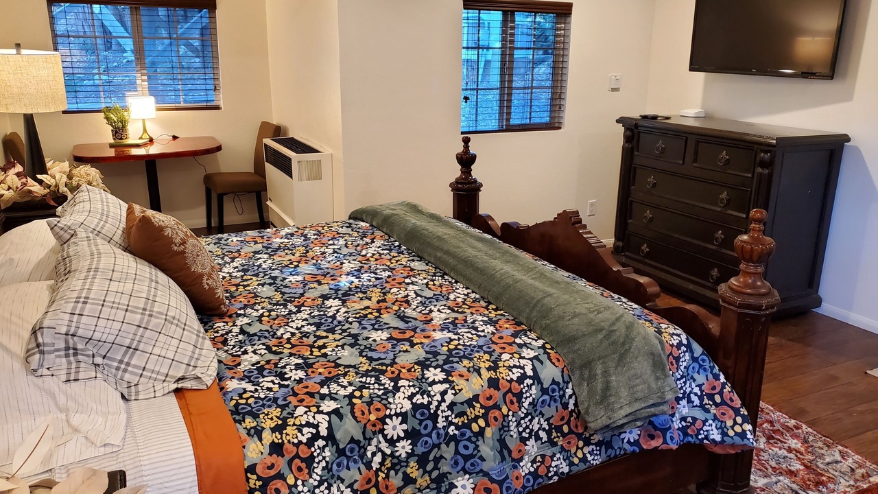Photo of Bedroom in Twin Peaks