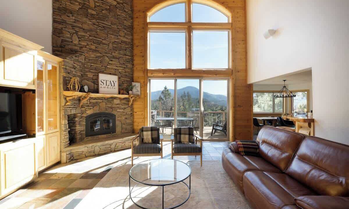 Photo of Livingroom in Castle Glen Estates