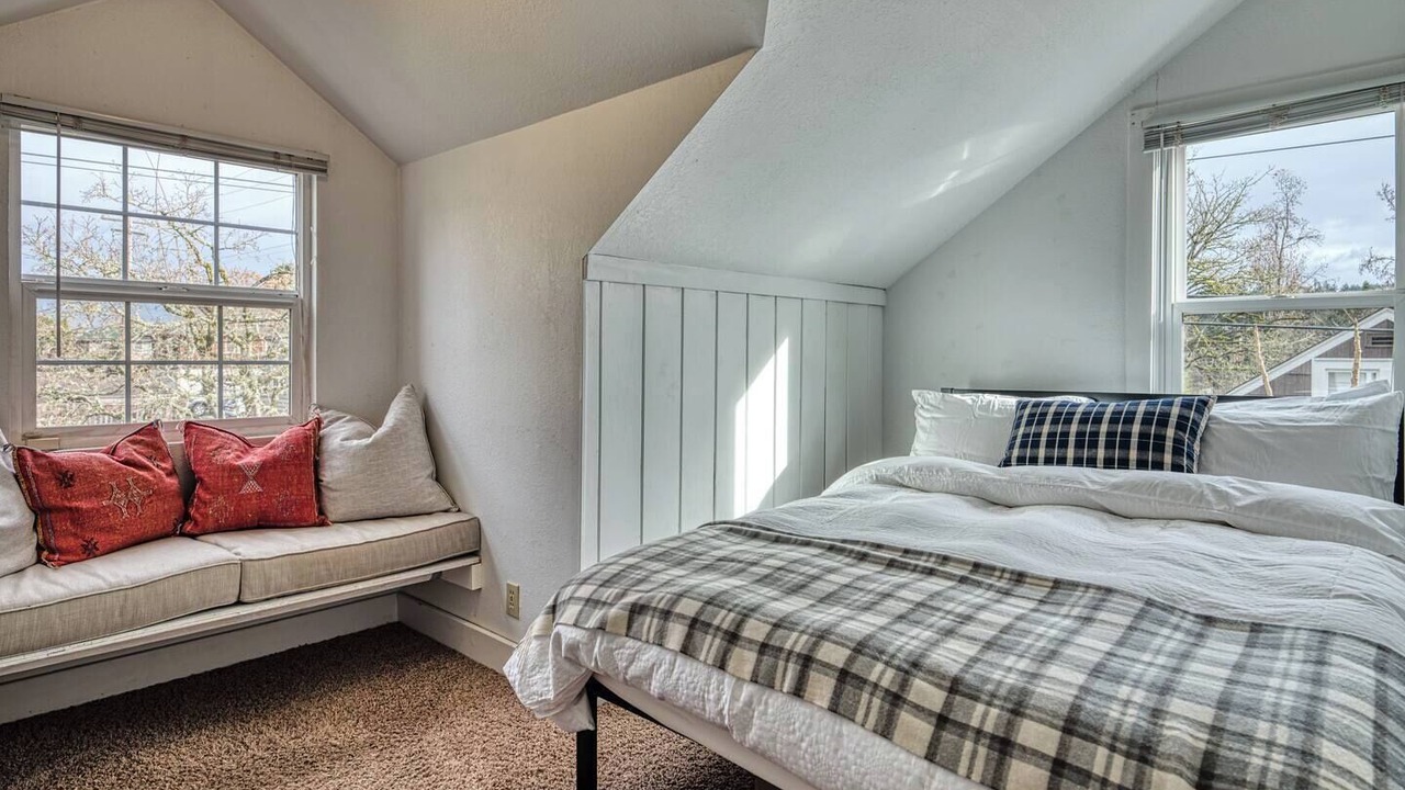 Photo of Bedroom in Amazon