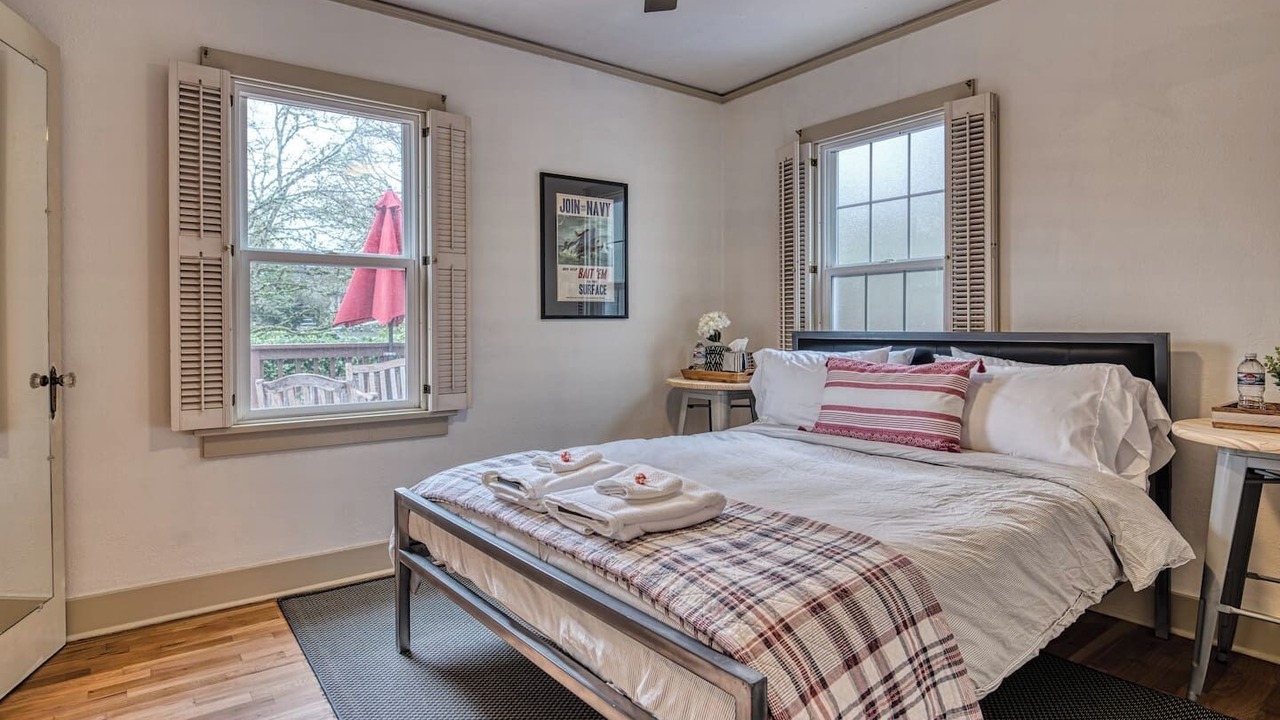 Photo of Bedroom in Amazon