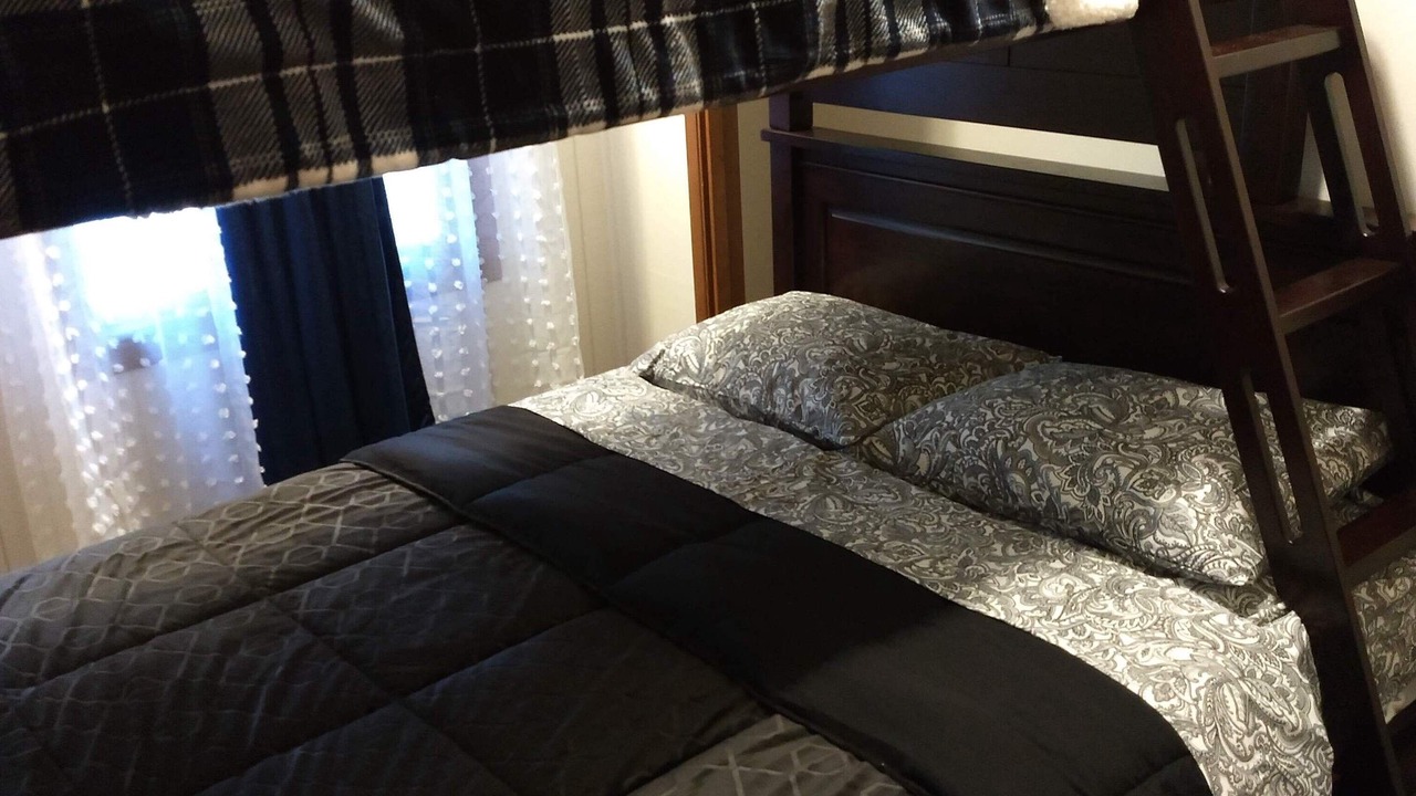 Photo of Bedroom in Twin Peaks