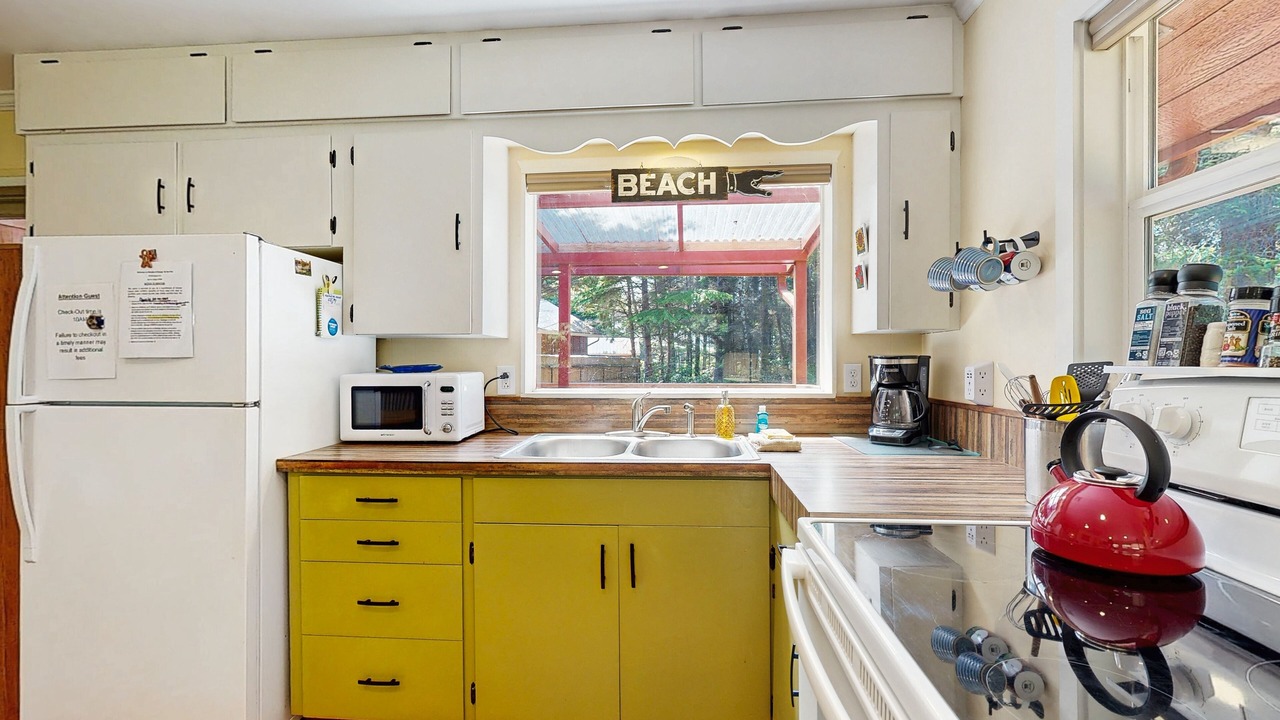 Photo of Kitchen in Tillicum Beach