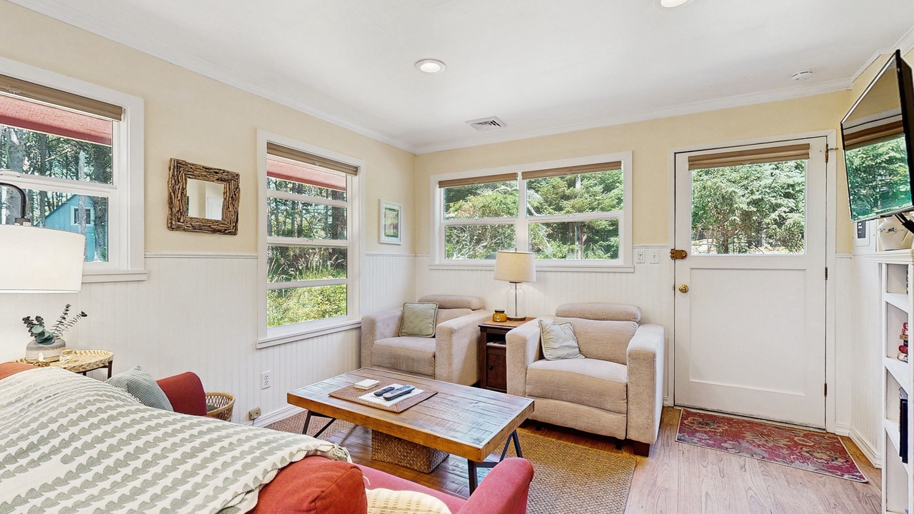 Photo of Livingroom in Tillicum Beach