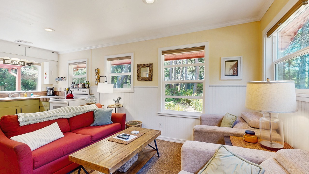 Photo of Livingroom in Tillicum Beach