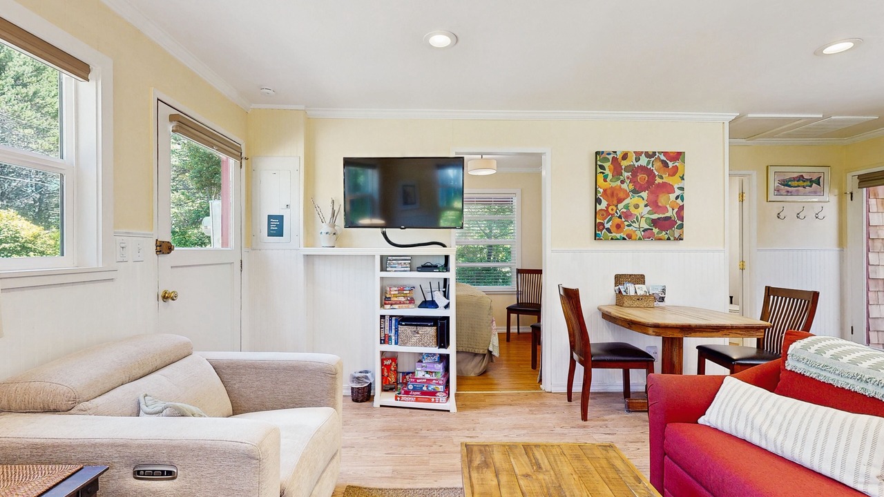 Photo of Livingroom in Tillicum Beach