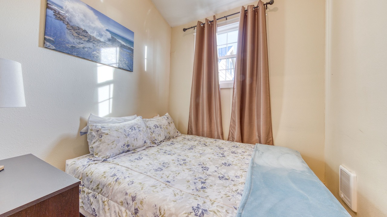 Photo of Bedroom in Rockaway Beach