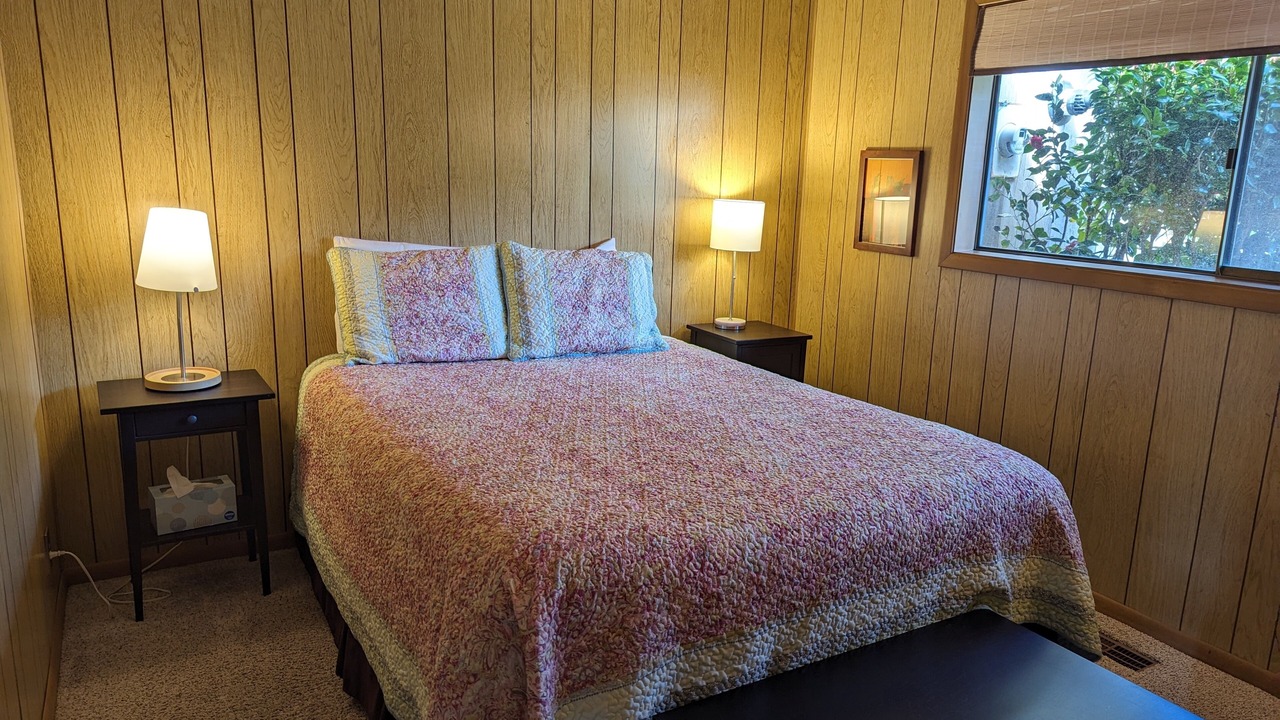 Photo of Bedroom in Gleneden Beach
