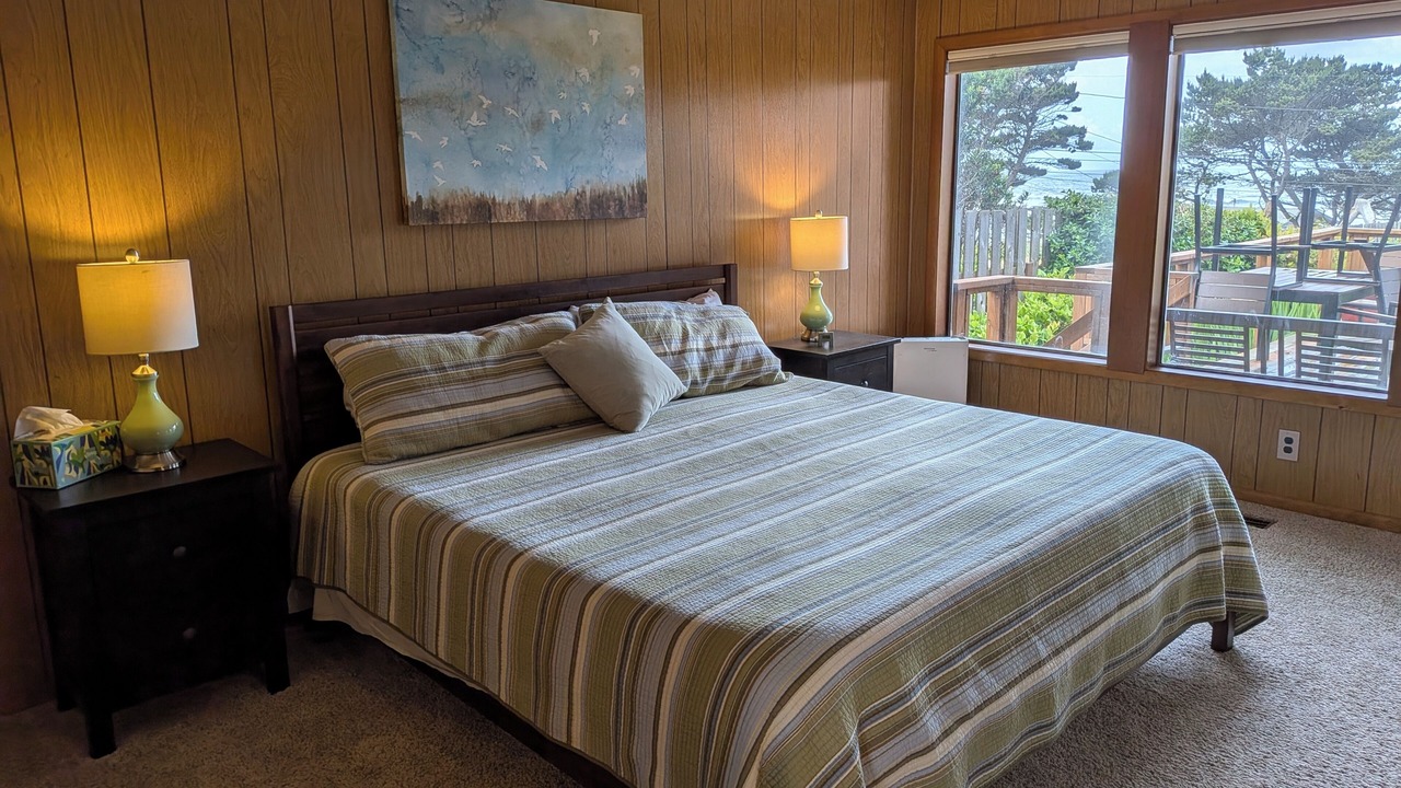 Photo of Bedroom in Gleneden Beach