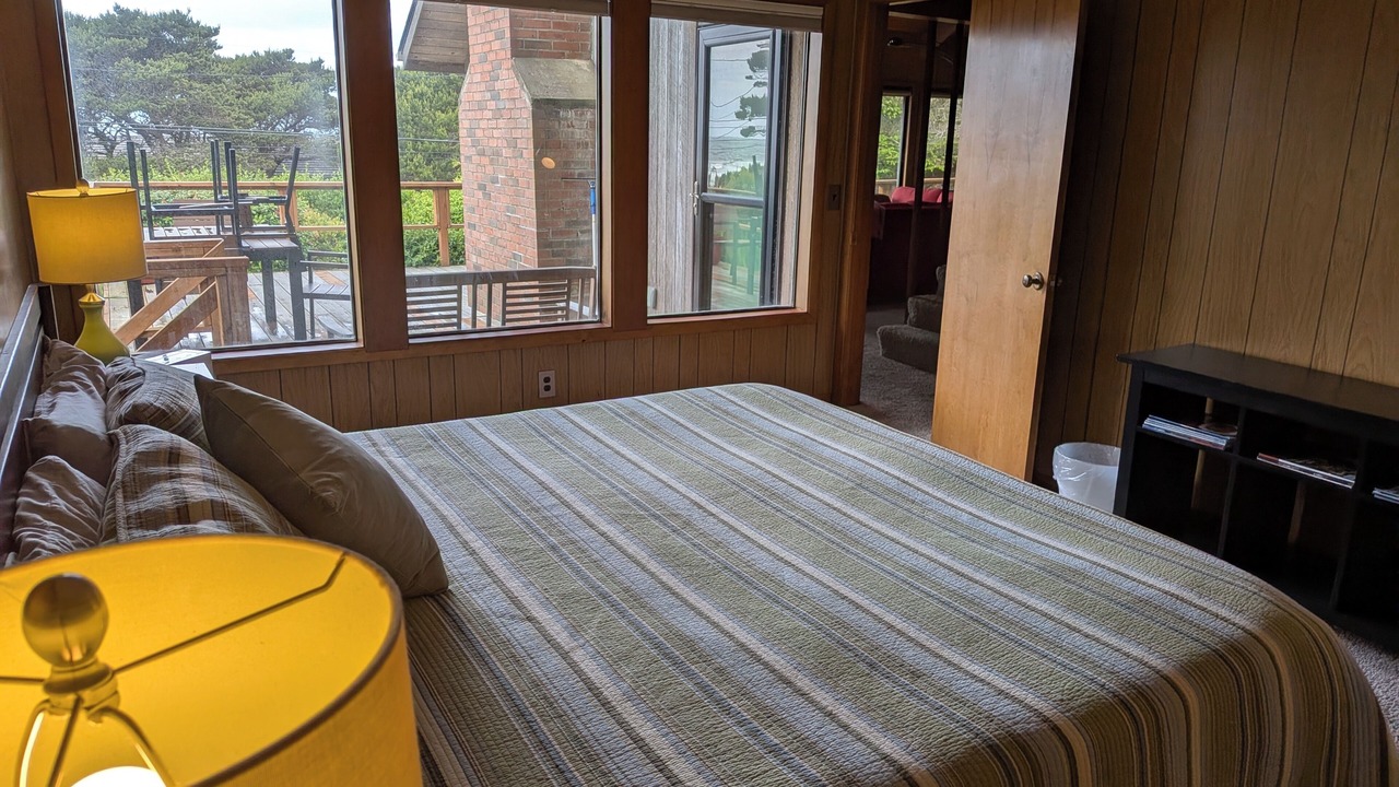 Photo of Bedroom in Gleneden Beach