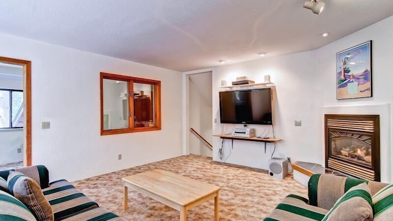 Photo of Livingroom in Yosemite West