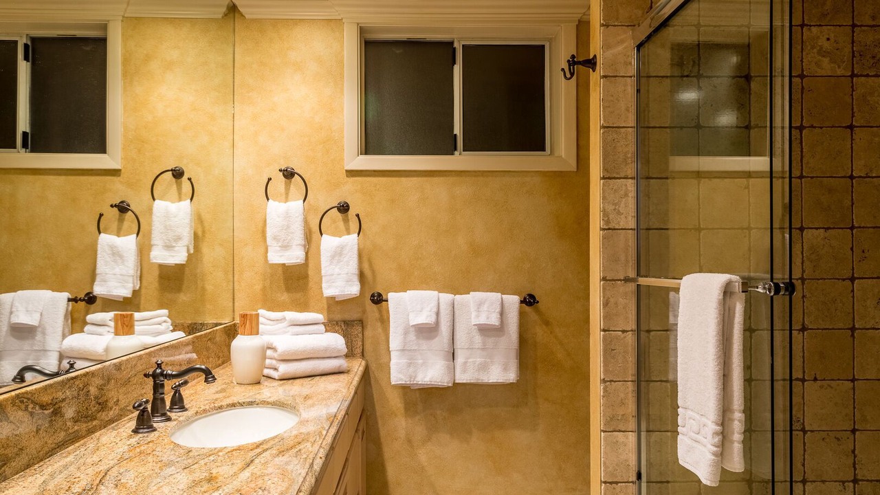Photo of Bathroom in Gleneden Beach