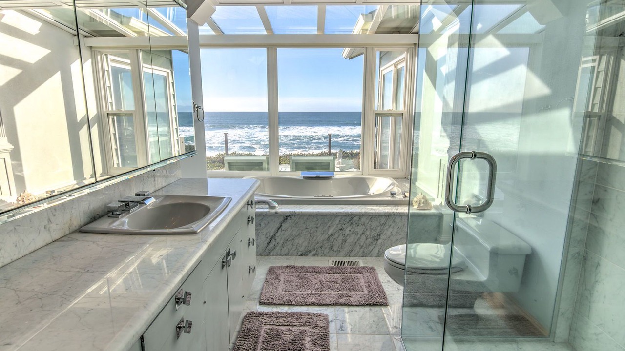 Photo of Bathroom in Gleneden Beach
