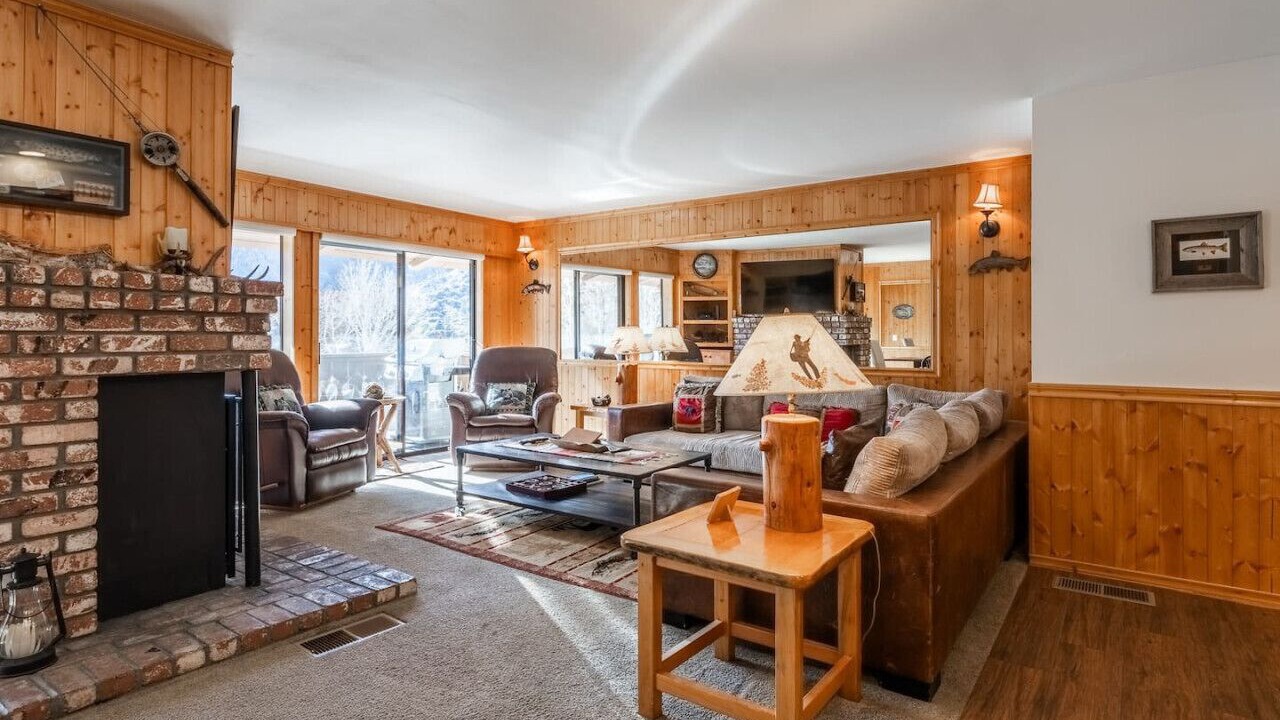 Photo of Livingroom in June Lake