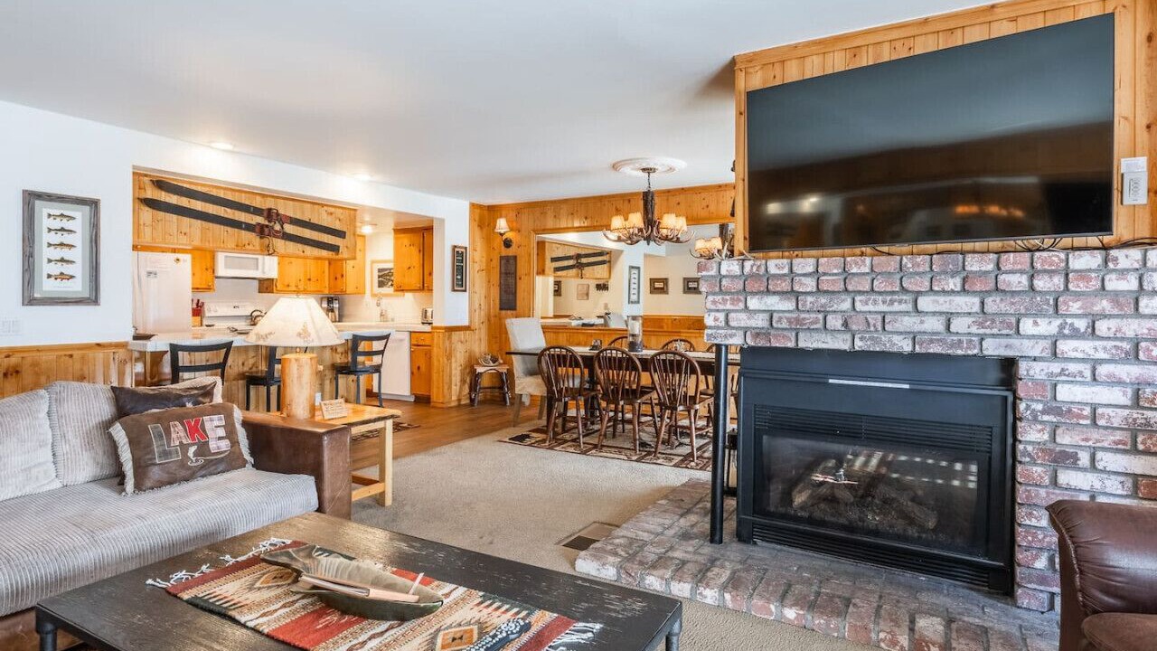 Photo of Livingroom in June Lake