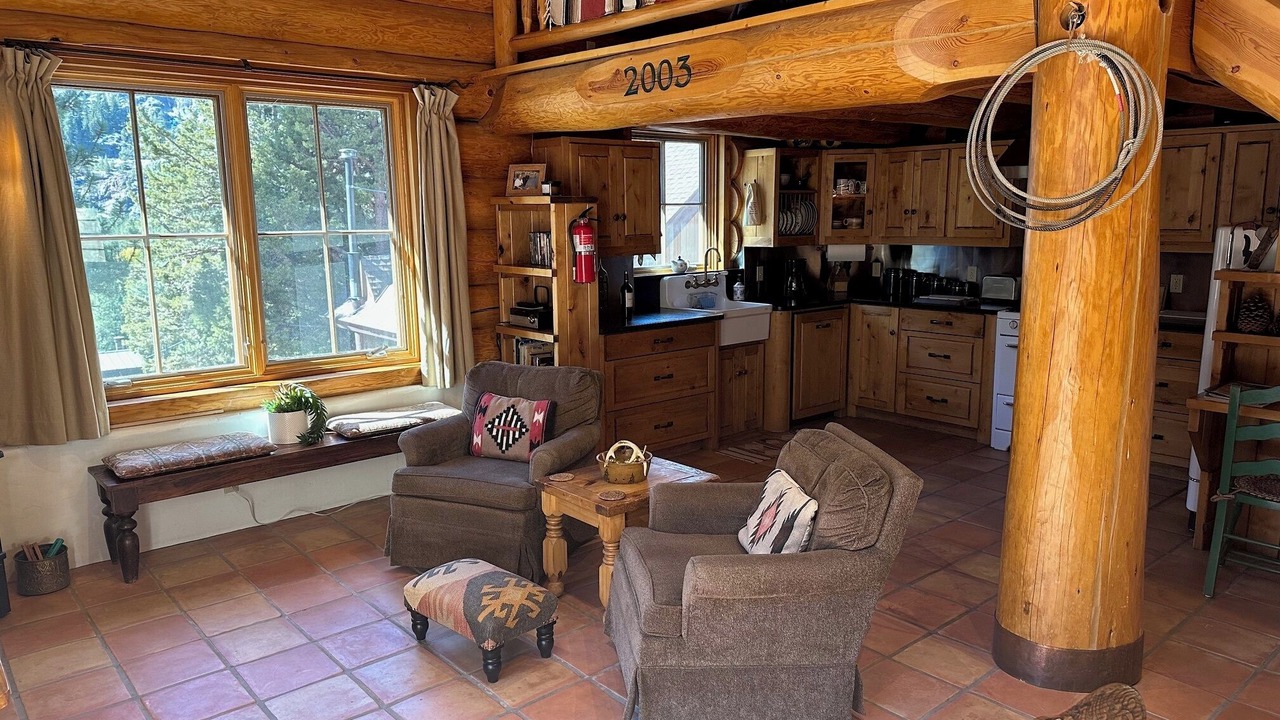 Photo of Livingroom in June Lake