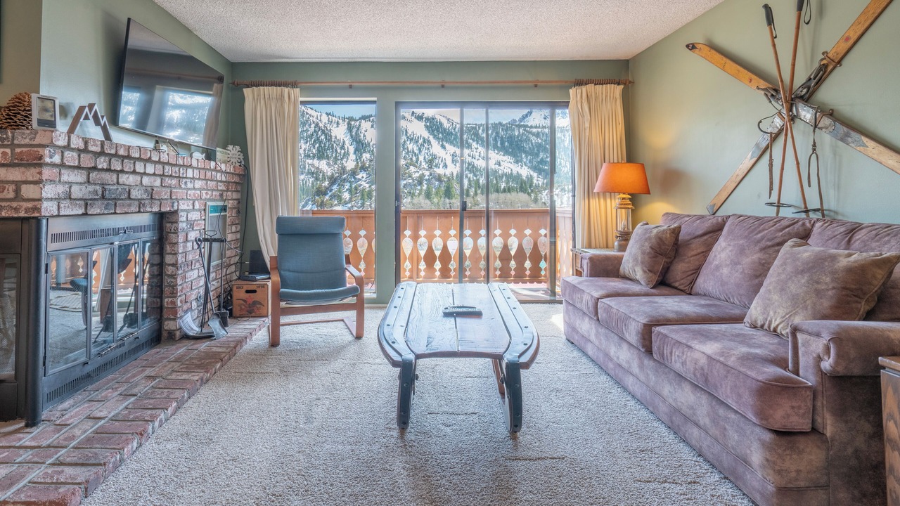 Photo of Livingroom in June Lake
