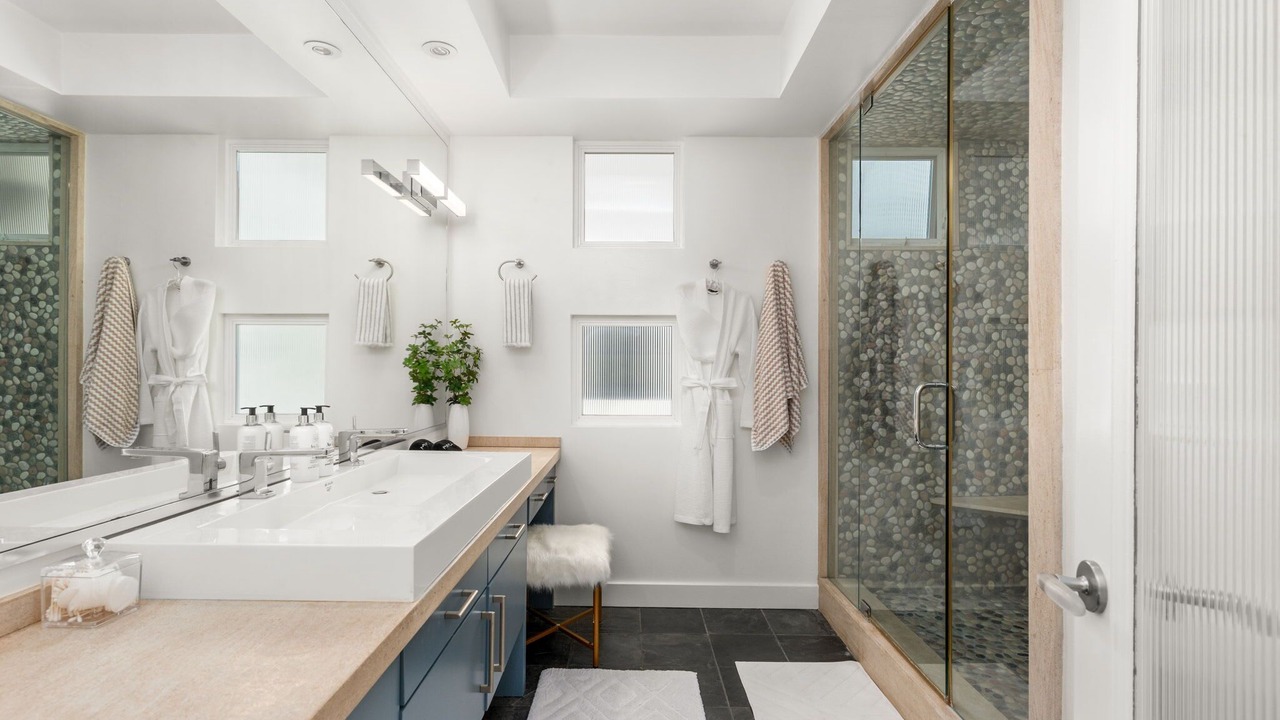 Photo of Bathroom in Gas Lamp Section