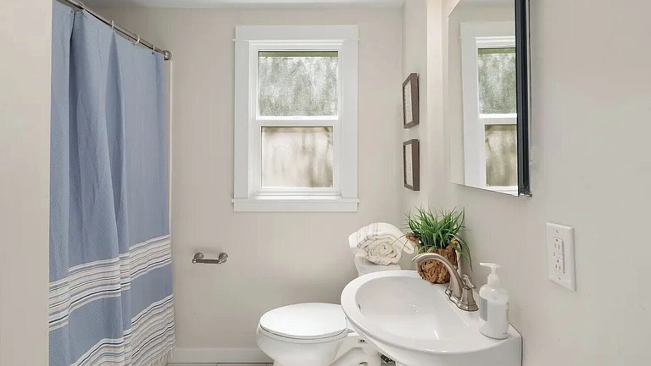 Photo of Bathroom in Haller Lake